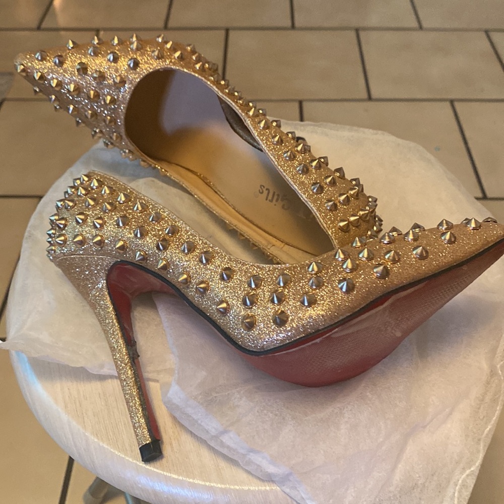 One of a kind gold heels - Picture 3 of 3